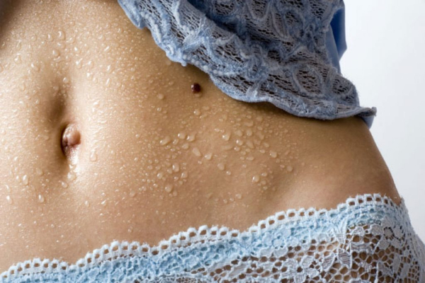 Родинка в пупке и на живота