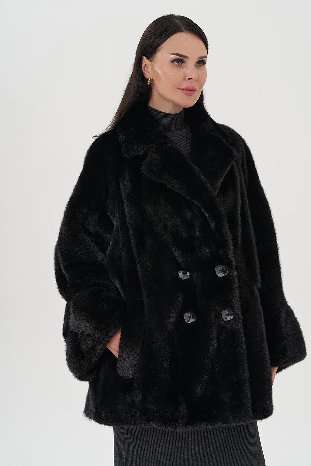 Короткая шуба из меха saga